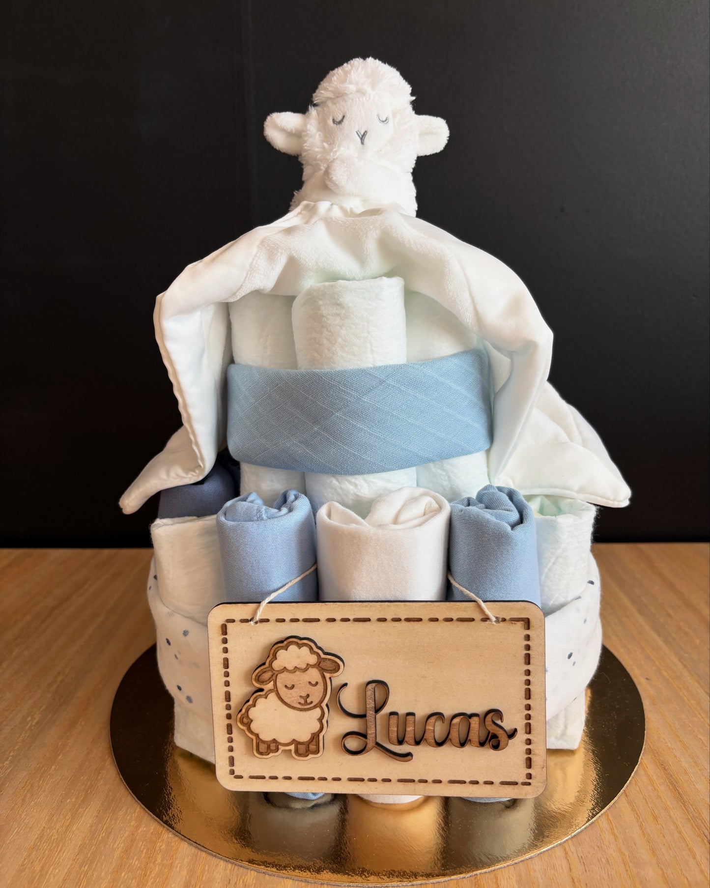 🐑 Tarta de pañales “Lucas” – Edición Dulzura en madera y algodón